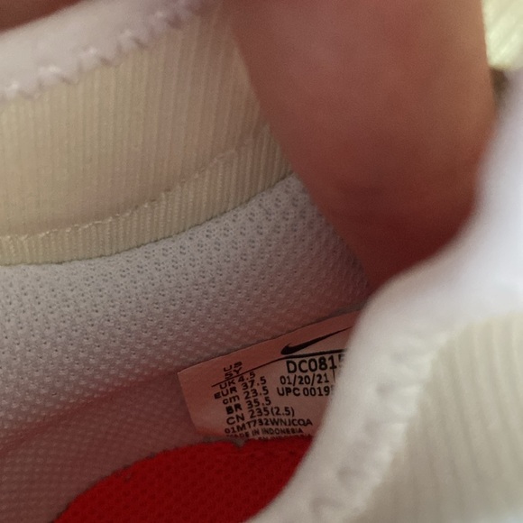 Women’s Nike phantom indoor soccer cleats - Picture 3 of 4